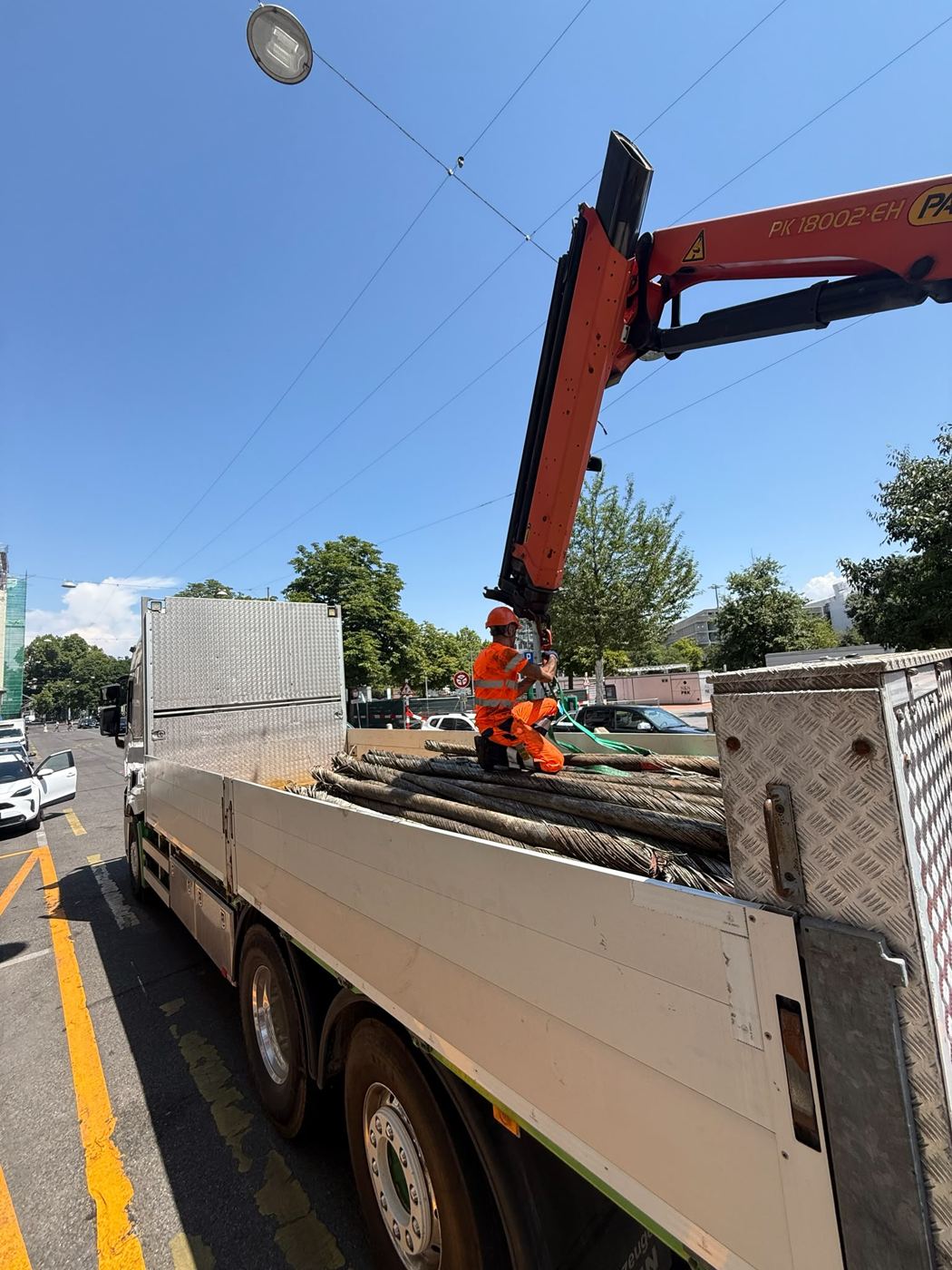 Camion-grue PSH chargé de câbles cuivre
