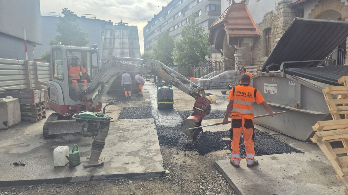 Chantier de dépose avec mini-pelle en ville