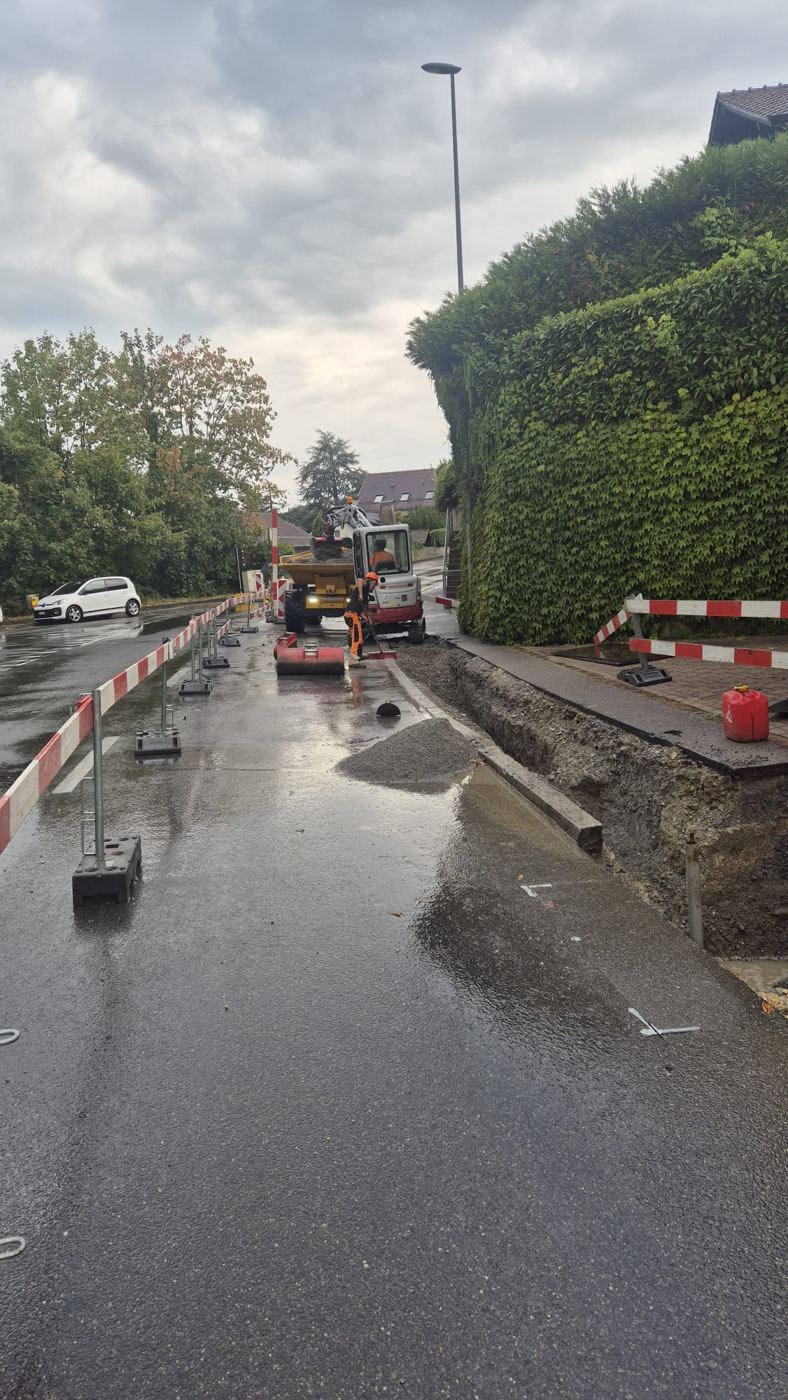 Fuite d'eau sur la chaussée, chantier balisé