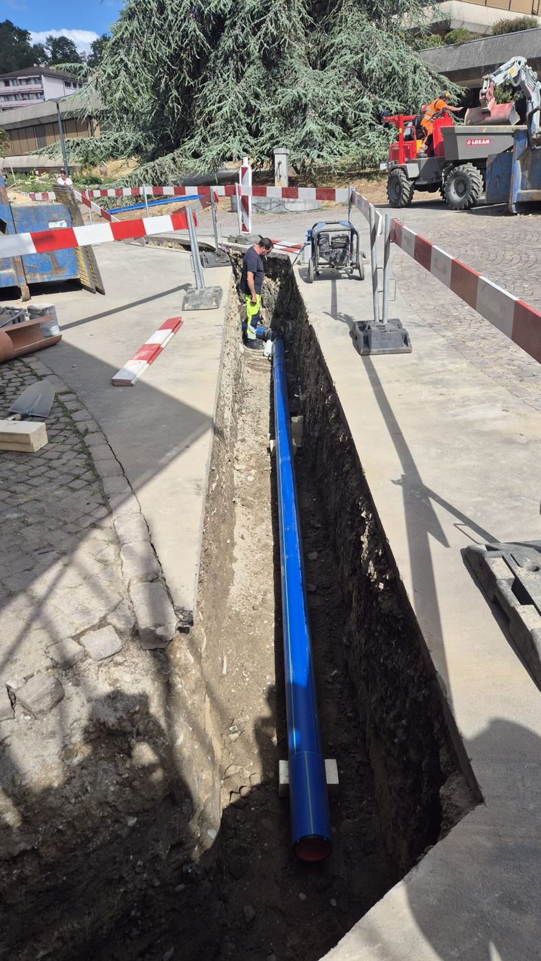 Tranchée avec conduite d'eau bleue